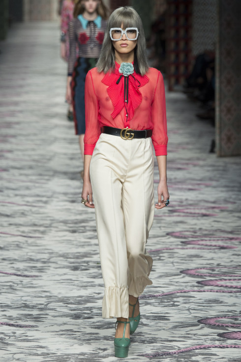 Gucci, silk shirt, red shirt, white trousers, Spring Summer Ready To Wear 2016, Women'wear catwalk trends 2016, themodeledit.com