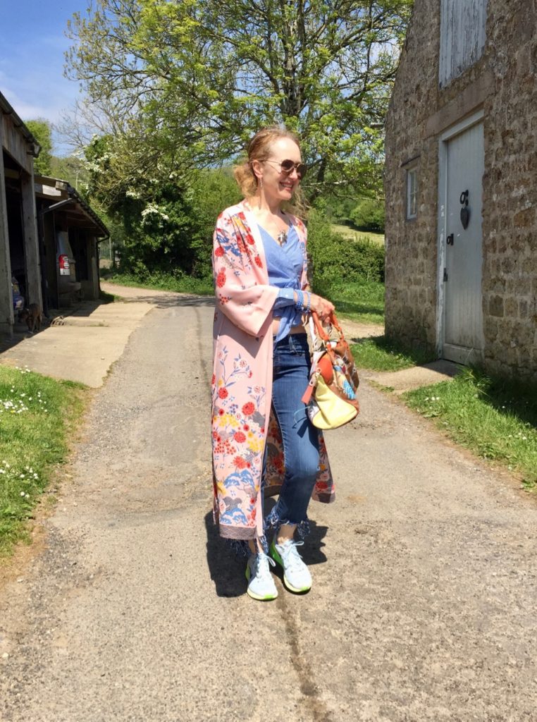 New Look, New Look Women's Fashion, Kimono, New Look Floral Kimono, frayed jeans, Levis, Trainers, El Vaquero bag, vintage leather handbag