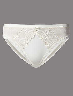 Lingerie, Flesh Coloured Underwear, cream lace knickers, ladies underwear, Mrs V, www.themodeledit.com, Vanessa voegele-Downing, Hi-Rise panties
